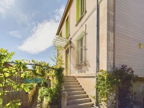 Nicolson Realty presents in Avignon, outside the walls, 350 meters from the ramparts and less than 15 minutes from the TGV station, a remarkable residence typical of the early twentieth century. A one-storey bourgeois dwelling with a mezzanine floor,...