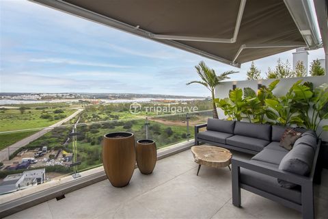 Discover this rooftop penthouse with 3 bedrooms, plus an extra room that can easily be transformed into an additional bedroom or an elegant office or a spacious walk-in closet. This apartment has 1 bedroom en suite for added luxury and privacy. Locat...