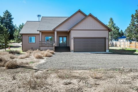 High end custom home on a 1 acre private lot. This newly constructed, never lived in, stick built home has an open floor plan with soaring ceilings, beautiful Hickory cabinets, stainless steel appliances, granite countertops, and luxurious laminate f...