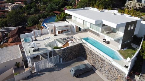 Welcome to the mansion of your dreams on the beautiful beach of La Ropa! Discover this incredible one-of-a-kind residence with a full view of the bay, which will take your breath away. Enjoy a state-of-the-art technological design that perfectly comb...