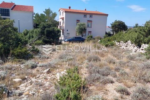 Pag, Mandre, building plot of 662 m2. The land is ideal for a family house or a villa with a swimming pool. It is located approximately 200 meters from the town center, shops, restaurants, and 380 meters from the sea. There is water on the land, and ...