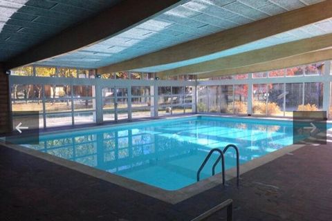 Séjournez dans ce charmant chalet à Saint Laurent en Grandvaux, en France, qui dispose d'une piscine commune et d'une agréable terrasse. Les chambres douillettes accueillent confortablement une grande famille. Vous pourrez vous procurer des petits pa...