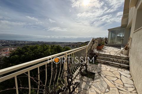 Superb 6-room villa of 170m2 on a plot of 720m2 with a panoramic sea and mountain view currently composed of two separate apartments of more than 80m2 which can be joined together. It is composed as follows: On the ground floor: A very large living r...