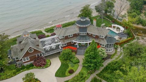 Genießen Sie Ihre eigenen Sonnenuntergänge in diesem privaten Anwesen am Strand! Dieses bemerkenswerte Anwesen befindet sich auf fast 5 Hektar am Ufer des Lake Michigan. Dieses geräumige Haus bietet Platz für alle mit 6 großzügigen Schlafzimmern mit ...