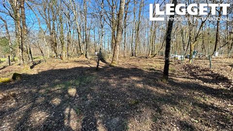 A28829JT24 - The land is situated in the heights of Coulounieix Chamiers, in a very calm spot, no busy roads nearby. The land offers around 1256m² partly wooded, water and electricity next to the land, easy to connect. No mains drainage. Possibility ...