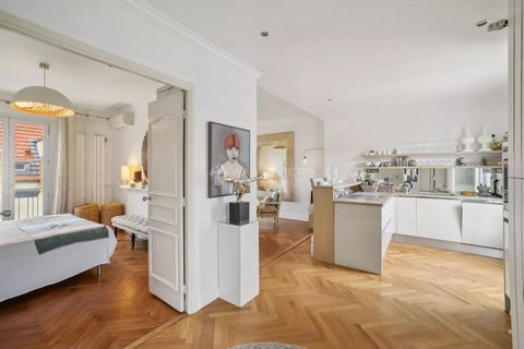 SOLE AGENT - Nice Rue Tondutti de L'Escarène - This 2 rooms apartment of 53m², at the last floor of a lovely building, is situated nearby the Musée d'Art Moderne The apartment is in a really good condition and offers a lving room with an open kitchen...