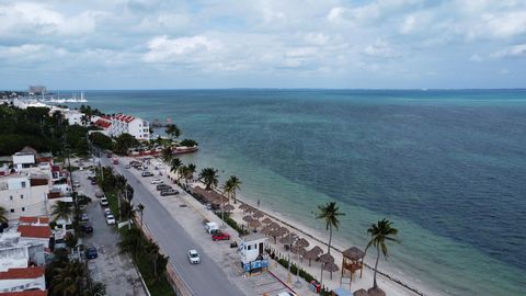 Discover this spectacular two-story house with a wonderful view of the Caribbean Sea, located in Cancun's new hotel zone. Recently remodeled. This property is located just a short walk from the promenade, offering comfort and direct access to the bea...