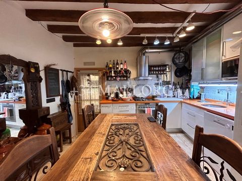 Ground floor apartment in the best area of Palma, JAIME III. It consists of 50 m2 divided into a living-dining room with an open-style kitchen. The kitchen has new appliances, such as dishwasher, American style fridge, ceramic hob with gas-city and i...