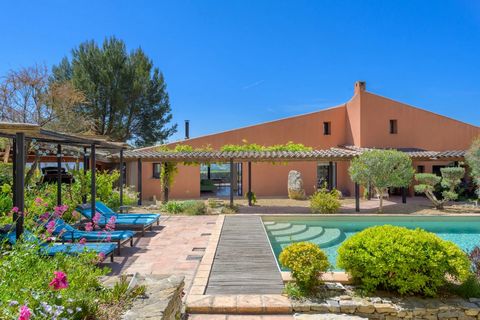 7 km from Toulon TGV train station, 10 km from the beach and 25 km from Toulon Hyeres airport, this beautiful architect-designed villa is easily accessible and set in a beautiful mineral setting. Built in 1998 on a former quarry, the garden is set ag...