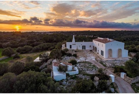 Large rustic farm of 80 ha with renovated period house of 7 rooms and with swimming pool that has private access that connects with the coast. It also has other agricultural buildings, among which stands out a large buoy (stable). The privacy enjoyed...