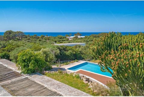 Impresionante villa con vistas al mar que combina las características arquitectónicas típicas de Menorca con un diseño elegante, refinado y exclusivo. Disfruta de un hogar de lujo en una ubicación privilegiada, con vistas panorámicas al mar y fácil a...