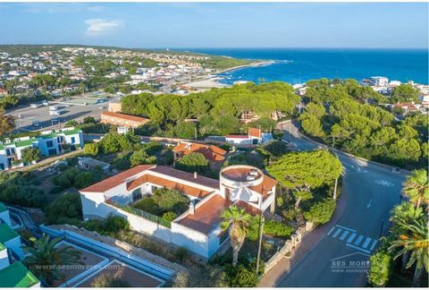 This stunning seaside house, with 451m² of construction on a spacious plot of 1769m², offers exceptional potential, despite needing renovation. The location is prime and the space is generous. With proximity to the beach and ample grounds, this prope...