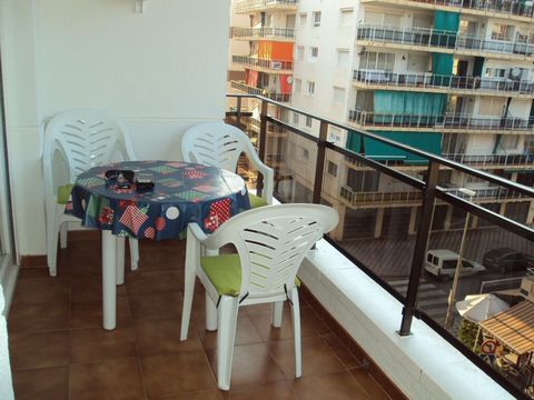 Studio of 30m2 for sale in the Fenals area of Lloret de Mar, it consists of: living-dining room-kitchen, terrace of 6m2, 1 bathroom furnished, fitted wardrobes, sunny, communal area with garden and pool, 5 minutes from the beaches of Fenals, close to...