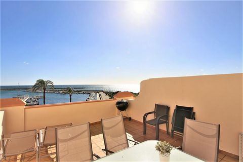 Located in Estepona. This spacious family town house, located in the Belgravia Club, Estepona, is just a few minutes' walk to the harbour/port of Estepona. From the large south facing open terrace and the solarium, you have wonderful views over the m...