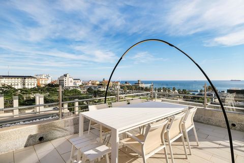 Located in Cascais. This spectacular apartment enjoys a unique location and provides a magnificent view of the entire bay of Cascais and Estoril, Costa da Caparica, Estoril Garden and all the green area that extends to Cascais. The front terrace with...