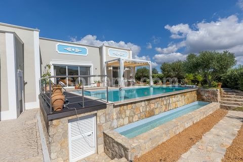 Three bedroom villa with one of the best views in the Algarve. Just a few minutes from the picturesque village of Estoi, this wonderful house is set on a plot of 2.000m2. The entrance to the property is through an automatic gate, is all fenced, surro...