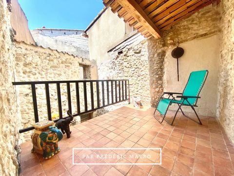 It is with pride that the SAFTI agency presents for sale this beautiful village house with lots of character, ideally located in the renowned old center of Pertuis. This house of approximately 140m² of living space on 3 levels and close to all amenit...