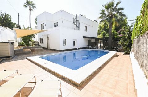Splendid spacious villa located in one of the most prestigious residential areas of Calpe, Urbanización Carrió. This home has been completely renovated both inside and outside with high quality finishes. It consists of two independent houses: one wit...