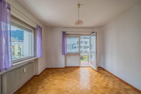 This 2-room apartment is characterized by its quiet yet central location and thus offers a perfect retreat from the hustle and bustle of the city. The apartment is located on the 2nd floor of the building and is easily accessible via an elevator, whi...