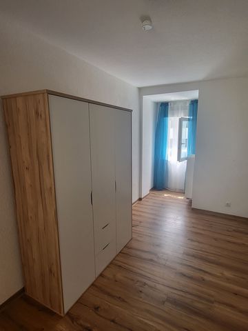Beide Zimmer können 2 rooms, 1 kitchen, 1 bathroom. Bedroom with 2 beds and a cupboard, desk.. Livingroom is also usable as a second bedroom. 2 sofabeds available. Kitchen with white table and very comfortable cantilever chairs. With all kitchen uten...
