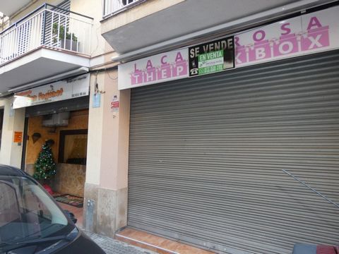 Local for sale, Vilanova i la Geltrú of 110 meters with adjoining terrace of 80 meters, composed of commercial premises, kitchen, small cellar with safe, on terrace a storage room currently mounted a bar and seating area, in patio a staircase with ac...