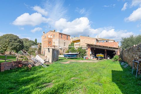 House in the Empordanet! Beautiful house in one of the most sought-after areas of the GOLDEN TRIANGLE, in the heart of the Baix Empordà, just a few minutes from Golf Empordà, Pals and the best beaches of the Costa Brava. The house is distributed in t...