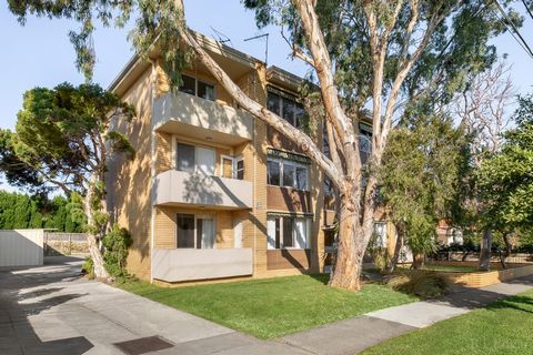 All Offers Considered Asking $725,000 Fantastic first home or investment Stunning 2 bedroom apartment beautifully renovated throughout in this highly sought after beachside location only one block from the beach, close to shops, cafes and transport. ...