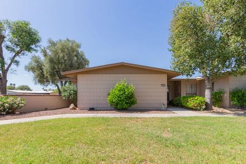 REMODELED - END UNIT - GARAGE. One of a kind Sun City gem. The best of beauty, easy maintenance and abundant landscaping (that the HOA takes care of!) Great for year-round living but safe and easy to lock the door and leave for months. Home includes ...