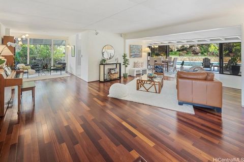 Nestled amidst lush mature landscaping lies a timeless gem of mid-century modern architecture, a tranquil oasis where a seamless fusion of indoor-outdoor living invites you to experience the epitome of island living. The generous bright open-concept ...