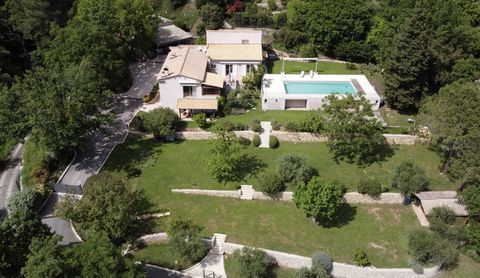 Discover this superb property of approximately 248m2 located on a plot of about 3930m2, offering open views of the surrounding hills and a sea view. This house has a swimming pool and a petanque court and is divided into three independent parts. The ...
