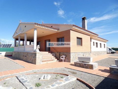 Total surface area 254 m², villa usable floor area 200 m², single bedrooms: 1, double bedrooms: 3, 2 bathrooms, air conditioning (hot and cold), age ebetween 10 and 20 years, heating (electric), ext. woodwork (pvc), fireplace, kitchen (independiente)...