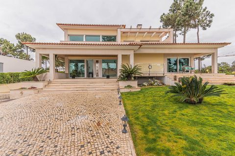 4 bedroom villa, with a clear view to the Golf of Herdade da Aroeira. It is inserted in a 1709 sqm plot of land, with swimming pool, a lounge area and an ample lawn garden area. The villa is composed by 3 floors and it is distributed as follows: Grou...