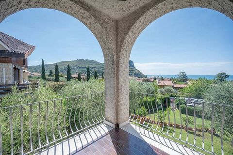 Imagine waking up in the morning surrounded by peace and the spectacle of nature, with a panorama that catches the eye and warms the heart. Villa Ponente, located in the most exclusive area of Costermano sul Garda, represents a luxurious setting wher...