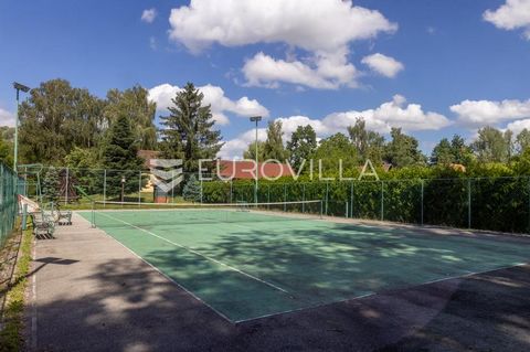 Osijek, Satnica Valpovačka, a beautiful holiday home with a terrace, a children's playground, a gazebo, a barbecue and a fully equipped tennis court, just 20 minutes from Osijek. The size of the house is 68 m2, it consists of one unit with a bathroom...
