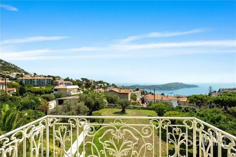 Joint sole agent - Nice Mont Boron Charming villa with a beautiful view over the sea and the peninsula of Saint Jean Cap Ferrat. The house dates from 1880 and has been totally renovated in an Italian style. The villa is set on a 1,150 sq m plot of la...