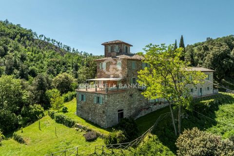 A poca distancia de Todi, inmersa en la tranquilidad de la campiña de Umbría, esta espléndida residencia histórica se alza majestuosa como una reina. Su posición dominante abarca vastos horizontes que ofrecen una vista panorámica incomparable. COMPOS...