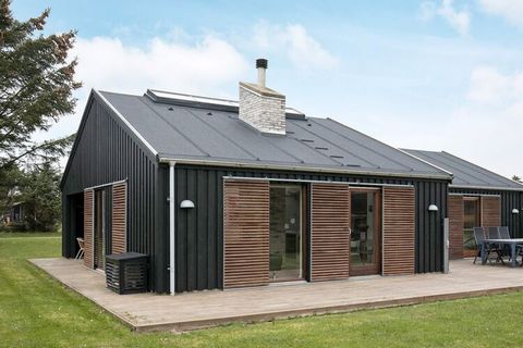 Architektonisch ansprechendes Ferienhaus mit Whirlpool und Sauna zur Erholung. Das energetisch optimal ausgestattete Ferienhaus mit klimafreundlicher Wärmepumpe bietet zudem viel Sonnenlicht durch die vielen, bodentiefen Fenster, das jedoch mittels f...