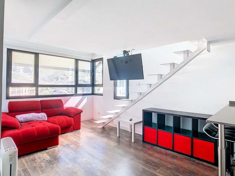 Introducing a luxurious loft in Sierra Nevada, in immaculate condition and newly refurbished ready to welcome you or your guests. Perfectly positioned just minutes from the ski lift and Plaza de España, this home promises unrivalled access to the thr...