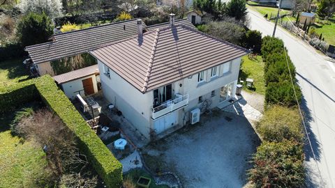 Située au cœur de Saint-Jean-en-Royans, venez découvrir cette maison de 122 m2 datant des années 60, dans un secteur calme et proche de toutes commodités. Au rez-de-chaussée, vous découvrirez un spacieux garage, idéal pour abriter vos véhicules et of...