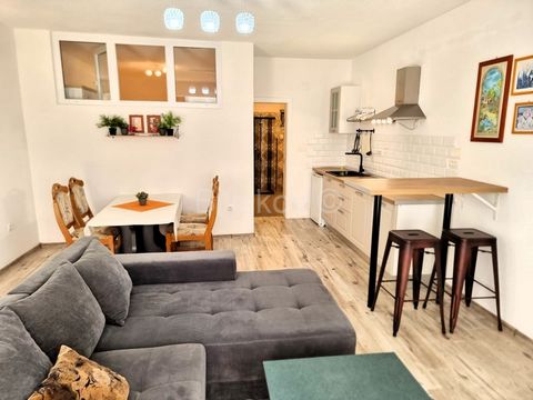 Okrug Gornji, Erdgeschoss eines Wohngebäudes, Ein-Zimmer-Wohnung mit einer Nettofläche von 49 m2, Terrasse und Garagenstellplatz. Lassen Sie Ihr neues Zuhause zu einer Oase des Komforts und der Ruhe im Herzen von Okrug Gornji werden! Diese wunderschö...