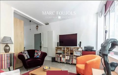Paris XX. In the immediate vicinity of rue de Belleville, two rooms with commercial and residential halls of 40m² carrez and 60m² on the ground. It comprises an entrance hall, a large living room with open-plan fitted kitchen, a bathroom and WC, and ...