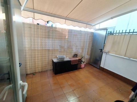 Wir haben eine Wohnung zum Verkauf in Alcobendas. Das Haus ist neu renoviert, um einzuziehen. Verteilung: -Eingangshalle -Drei Schlafzimmer mit Einbauschränken - Voll ausgestattete separate Küche - Ein komplettes Badezimmer -Wohnzimmer -Private Terra...