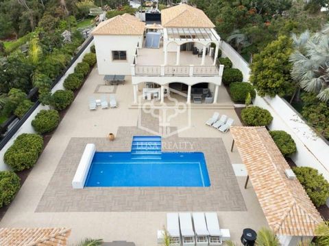 Eleganza, lusso e discrezione: ecco cosa offre questa elegante villa unica a La Caleta, nel sud di Tenerife. La villa si trova in una delle strade più costose dell’isola, circondata da ville di lusso e da una tranquillità mozzafiato. Qui potrete gode...