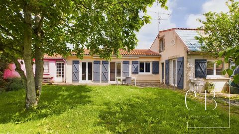 At the gates of La Rochelle, in the town of Puilboreau, discover this family house of 125m2 quietly located in a dead end, close to all amenities. This property offers on the ground floor a spacious entrance, a bright living room with its open kitche...