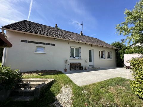 Come and discover this superb house in the commune of Le Blanc, very close to the town centre, shops, schools and doctors. Set in enclosed grounds of almost 1000m2, with an above-ground pool, you can take full advantage of the outdoor spaces, especia...