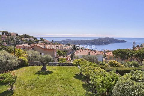 Between Nice and Villefranche sur Mer, villa with magnificent sea view and on the peninsula of Saint Jean Cap Ferrat. Originally built in 1880, it has been completely renovated with noble and refined materials, ready to be inhabited both as a main an...