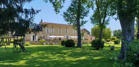 Between Saint-Émilion and Bergerac, exceptional property located on a plot of 1500 m². This property consists of an 18th century residence, 2 independent gîtes and a reception room. On the ground floor you will find an entrance hall, a bright living/...