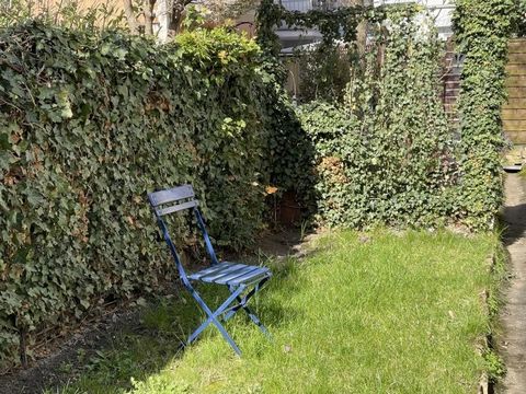 Here you can discover a little gem, close to the mineral baths and the park Villa Berg in Bad Cannstatt, this sweet 2 room apartment is located in a quiet residential area in a beautiful rear building from the 19th century. The apartment has been com...