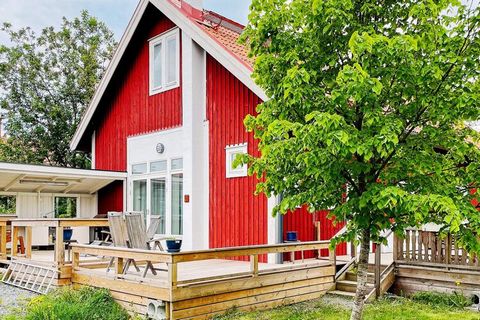 On beautiful Väddö in the Stockholm archipelago, you will find this nice apartment with an outdoor kitchen on a lovely patio, close to swimming and much more! Perfect for those of you who want a relaxing holiday in a beautiful and calming environment...