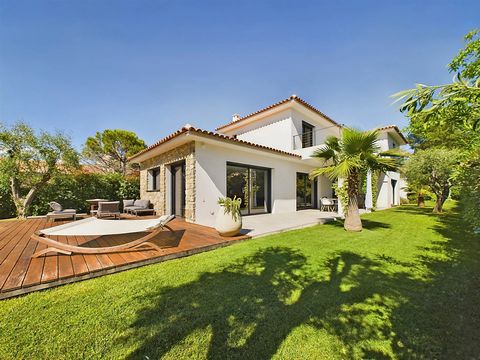 Quietly located in a country neighborhood just 1km from the village, discover the elegance of this fully-automated detached villa offering top-of-the-range features and a rare quality of finish. As soon as you enter, you'll be greeted by a magnificen...